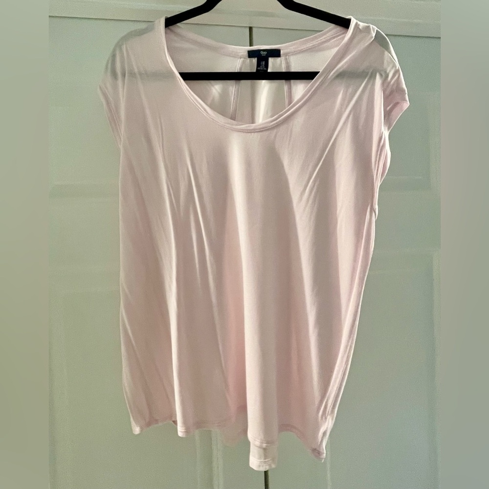 Gap women’s lt pink sleeveless scoop top. Pretty sheer detailing in back. Sz M.